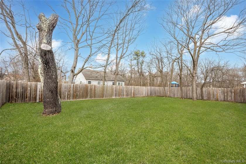 4-bedroom home with a flexible layout in Bay Shore and a - photo 8