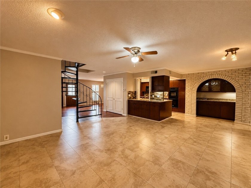 Welcome to this nicely maintained townhome in Carriage Park! As - photo 15