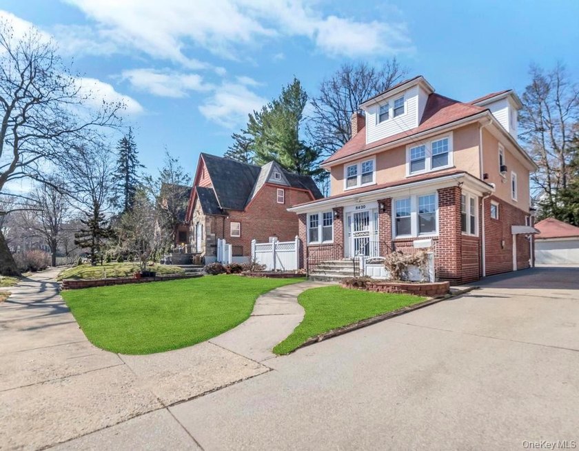 Welcome to 84-20 Charlecote Ridge, a beautifully maintained - photo 4