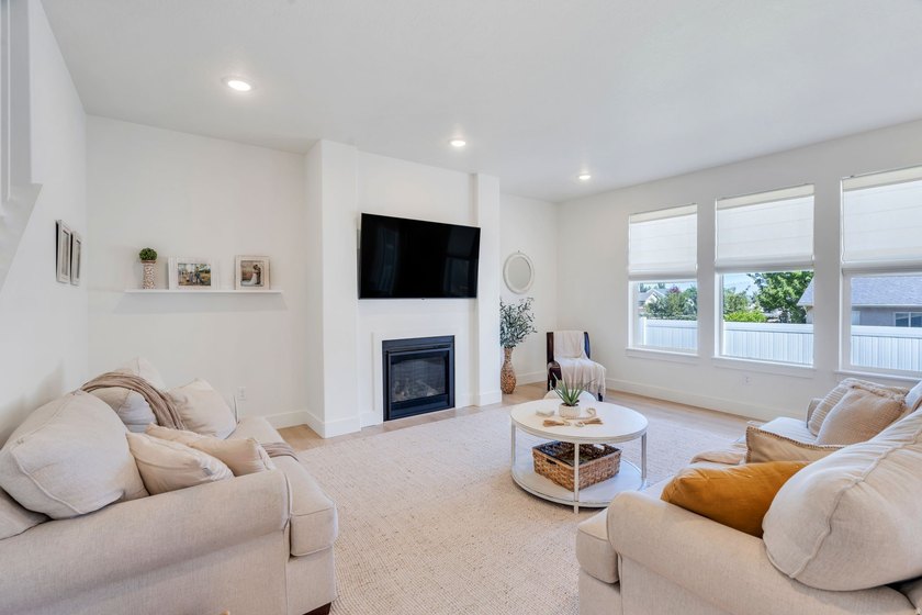 LIKE NEW IN THE HEART OF MAPLETON! This beautifully maintained - photo 8