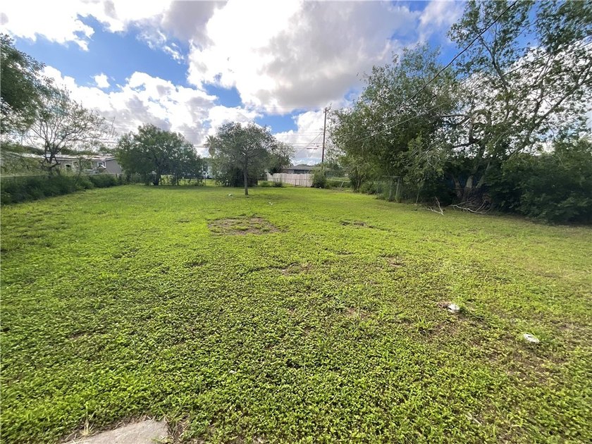 Affordable, updated, and situated on an oversized 0.26-acre lot! - photo 34