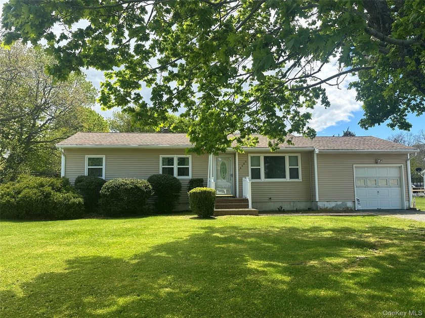 Opportunity Awaits In The Heart of Cutchogue! This 3-bedroom - photo 4