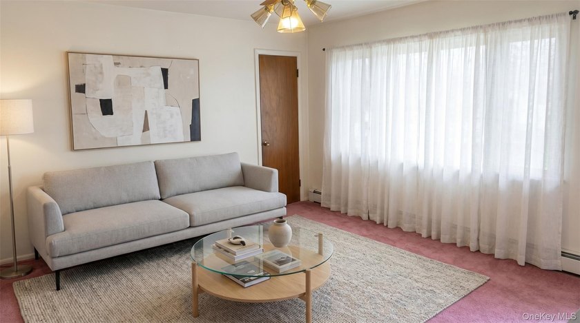 Opportunity Awaits In The Heart of Cutchogue! This 3-bedroom - photo 7