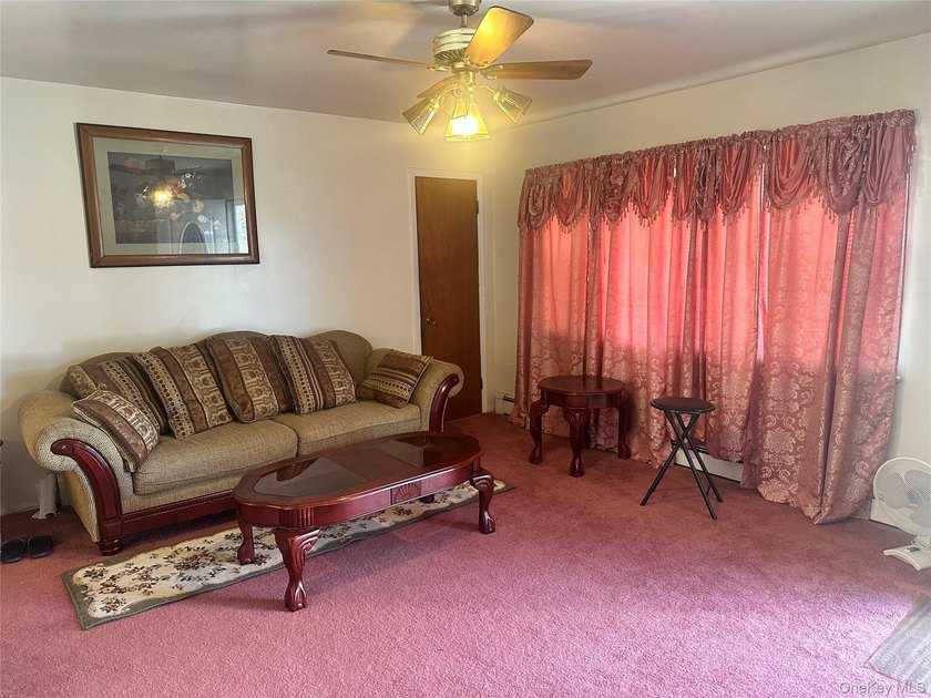 Opportunity Awaits In The Heart of Cutchogue! This 3-bedroom - photo 8