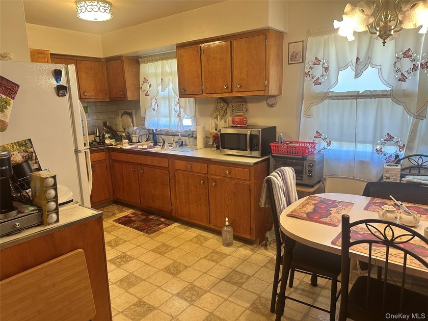 Opportunity Awaits In The Heart of Cutchogue! This 3-bedroom - photo 10
