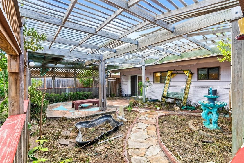 Charming 1955 Home with Endless Potential - Investor's Dream! - photo 14