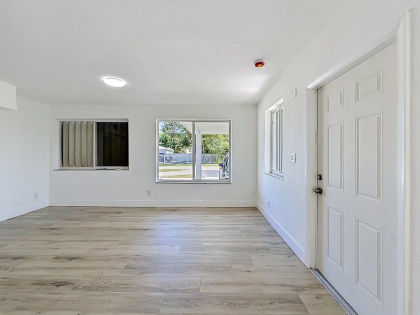 Beautifully updated 4-bedroom, 3-bathroom home with NO HOA - photo 15