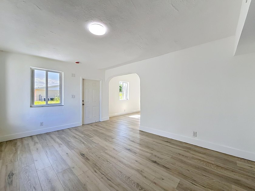 Beautifully updated 4-bedroom, 3-bathroom home with NO HOA - photo 17