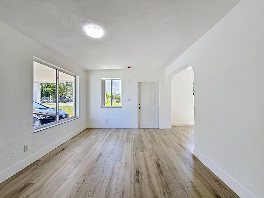 Beautifully updated 4-bedroom, 3-bathroom home with NO HOA - photo 18