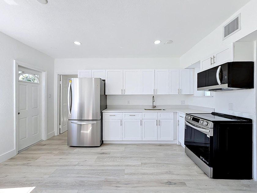 Beautifully updated 4-bedroom, 3-bathroom home with NO HOA - photo 20