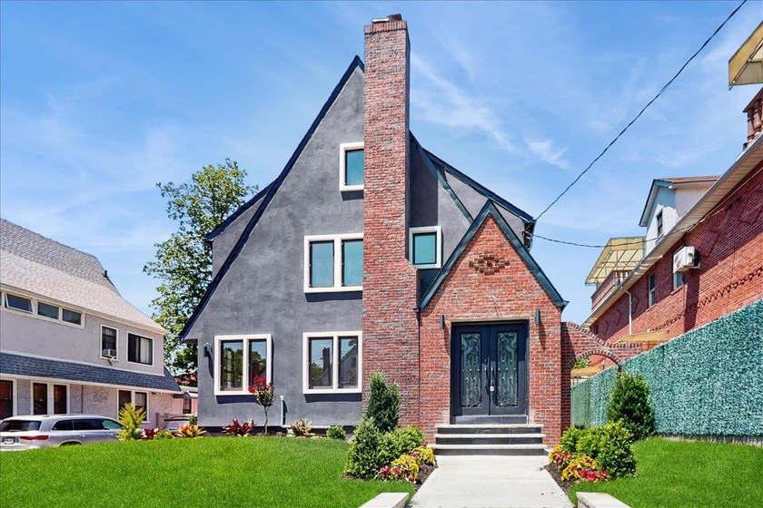 Welcome to this one-of-a-kind, fully gut-renovated 3-level - photo 3