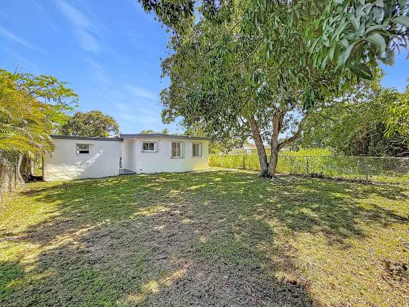 Beautifully updated 4-bedroom, 3-bathroom home with NO HOA - photo 38