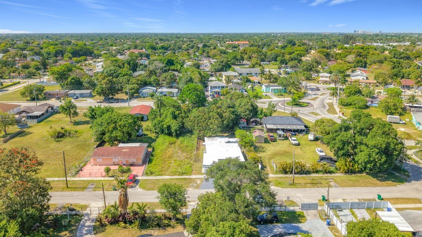 Beautifully updated 4-bedroom, 3-bathroom home with NO HOA - photo 50