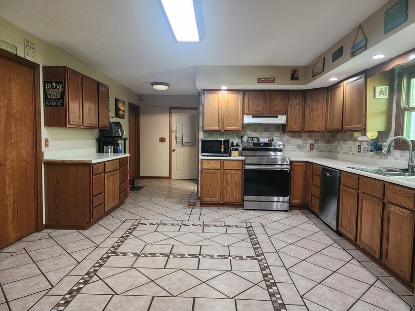 Spacious 2-story home with 3 bedrooms and 2 full bathrooms on 1 - photo 11