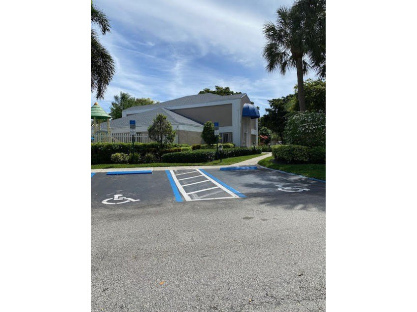 PRIME LOCATION IN A GATED COMMUNITY! THIS BEAUTIFUL TOWNHOME - photo 14