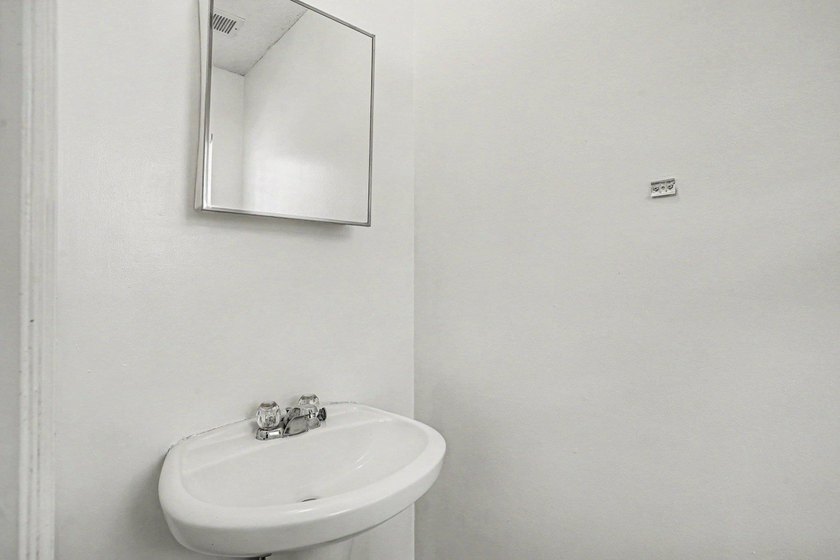 Welcome home to this well maintained 3-bedroom, 2.5 bath home in - photo 15