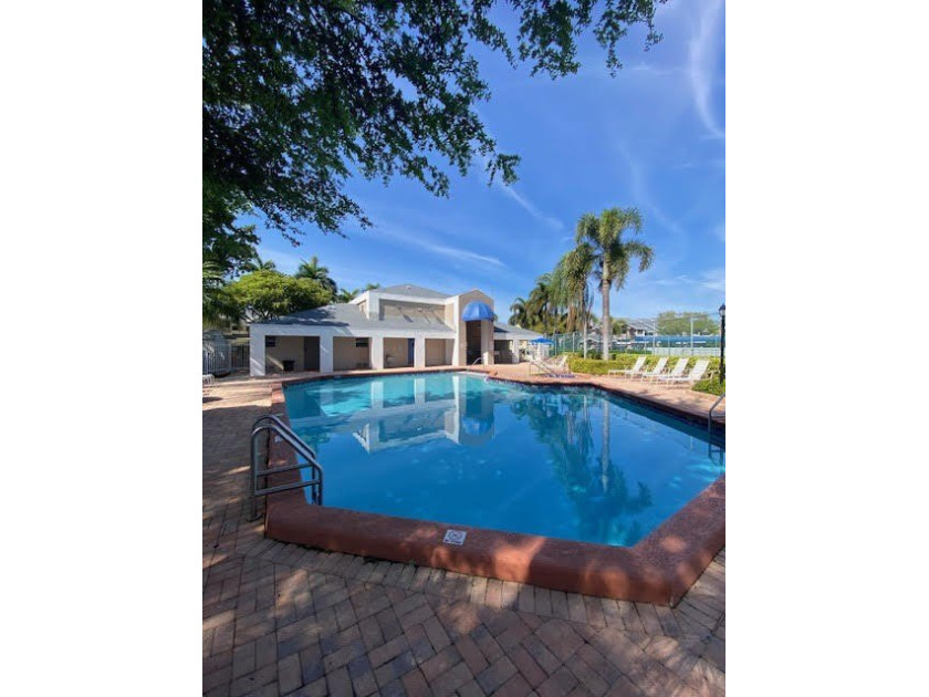 PRIME LOCATION IN A GATED COMMUNITY! THIS BEAUTIFUL TOWNHOME - photo 15
