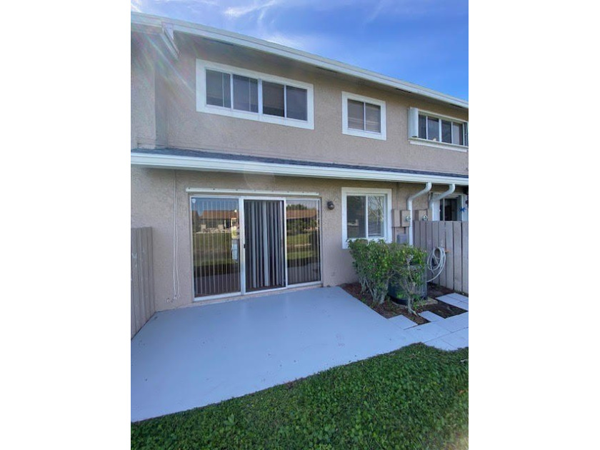 PRIME LOCATION IN A GATED COMMUNITY! THIS BEAUTIFUL TOWNHOME - photo 17
