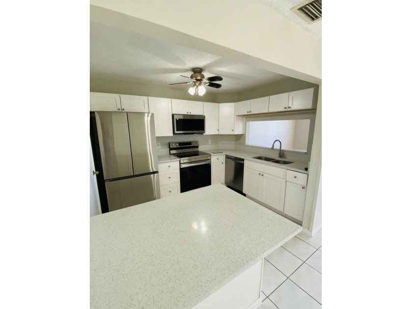PRIME LOCATION IN A GATED COMMUNITY! THIS BEAUTIFUL TOWNHOME - photo 19
