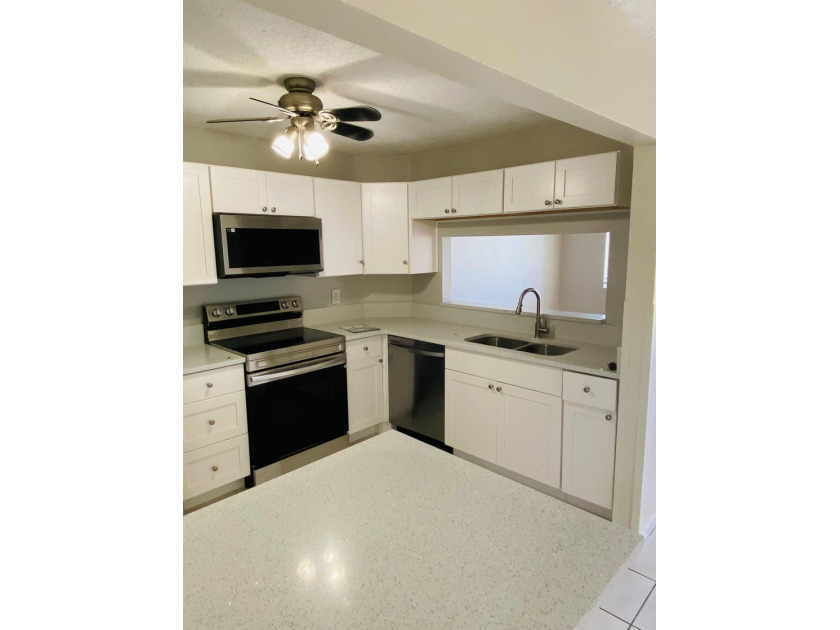 PRIME LOCATION IN A GATED COMMUNITY! THIS BEAUTIFUL TOWNHOME - photo 21