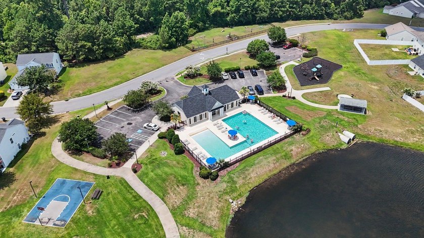 Welcome home to this well maintained 3-bedroom, 2.5 bath home in - photo 35