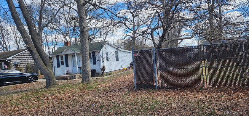 Investor Special!! Or great starter home! Being sold as is with - photo 2