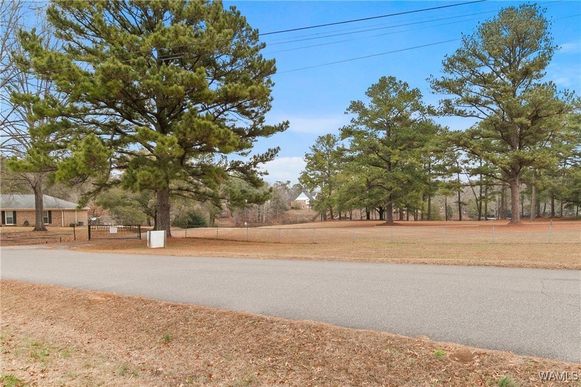 OPEN HOUSE April 19th from 2-4 pm! Enjoy space, comfort, and - photo 8