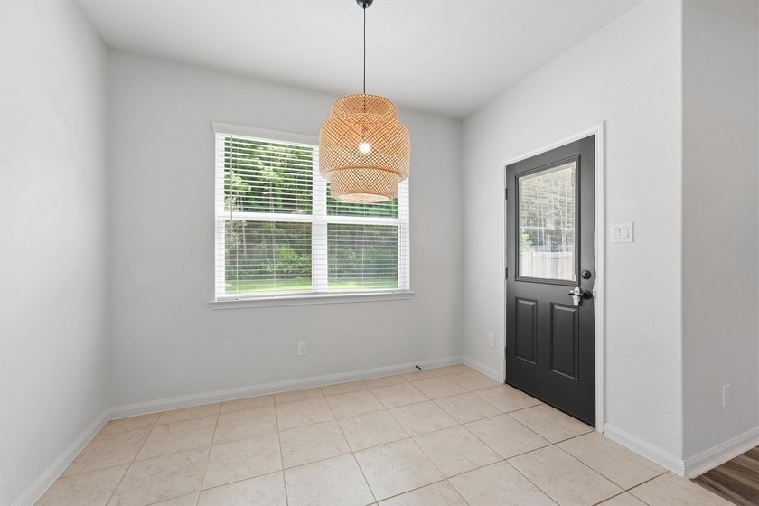 A charming 3 bed, 2 bath home located in Chase Run is ready for - photo 12
