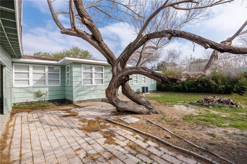 Enjoy this fantastic neighborhood, just blocks from Ocean Drive - photo 5
