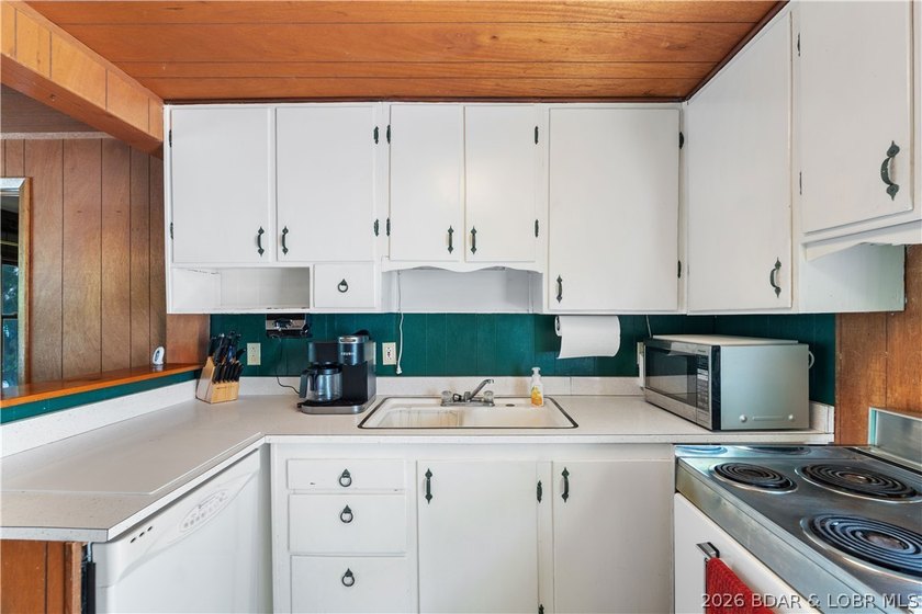 Tucked away on the sought-after Little Niangua Arm, this 3 bed - photo 11