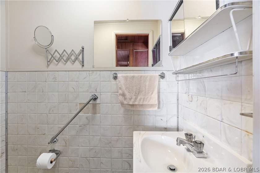 Tucked away on the sought-after Little Niangua Arm, this 3 bed - photo 26