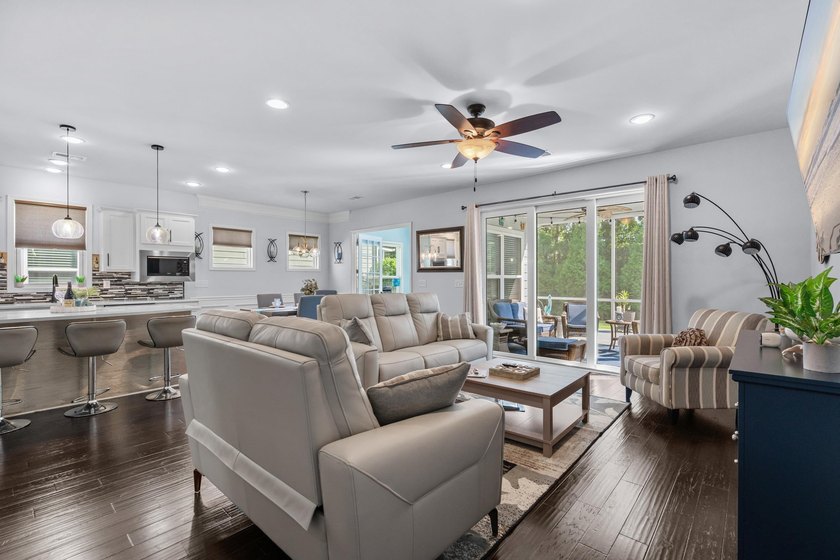 Back on the market with fresh updates! Freshly painted - photo 11