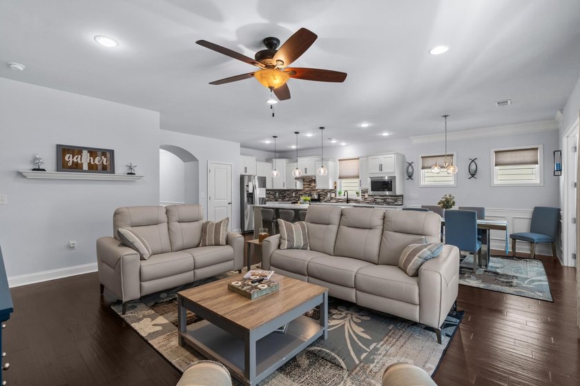 Back on the market with fresh updates! Freshly painted - photo 12
