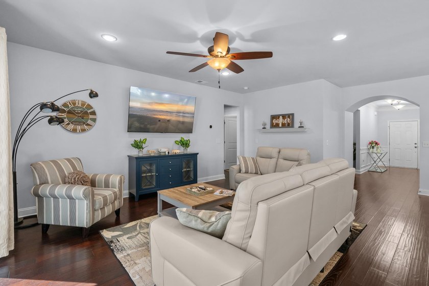 Back on the market with fresh updates! Freshly painted - photo 13