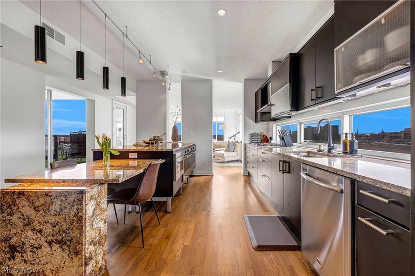 Panoramic views, a private rooftop and terrace, a rare private - photo 13