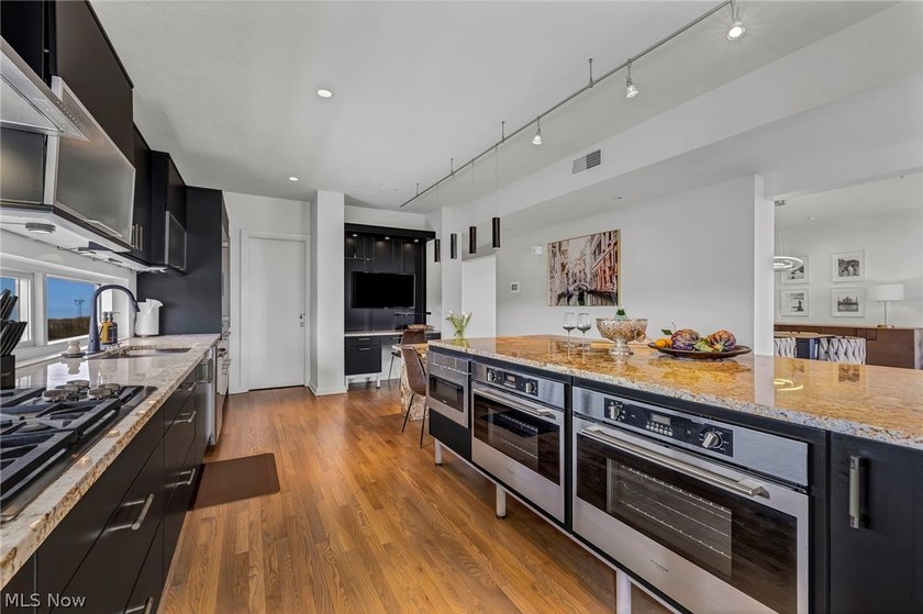 Panoramic views, a private rooftop and terrace, a rare private - photo 14