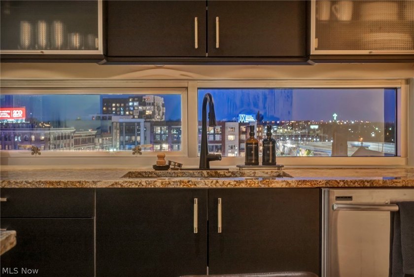 Panoramic views, a private rooftop and terrace, a rare private - photo 15