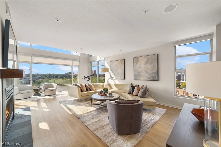 Panoramic views, a private rooftop and terrace, a rare private - photo 16