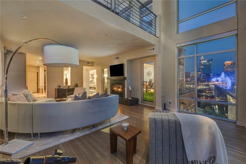 Panoramic views, a private rooftop and terrace, a rare private - photo 18