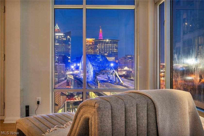 Panoramic views, a private rooftop and terrace, a rare private - photo 19