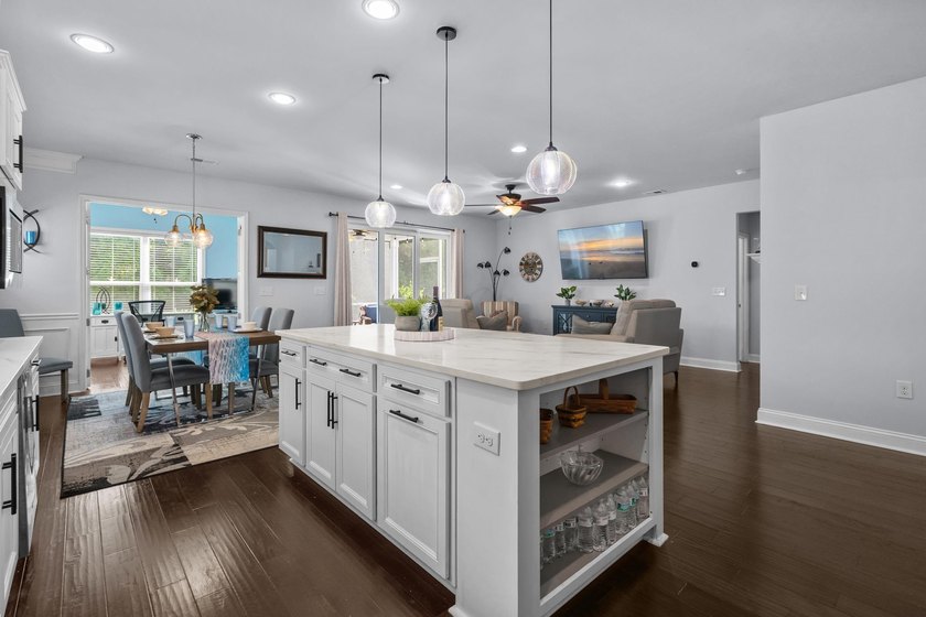 Back on the market with fresh updates! Freshly painted - photo 20