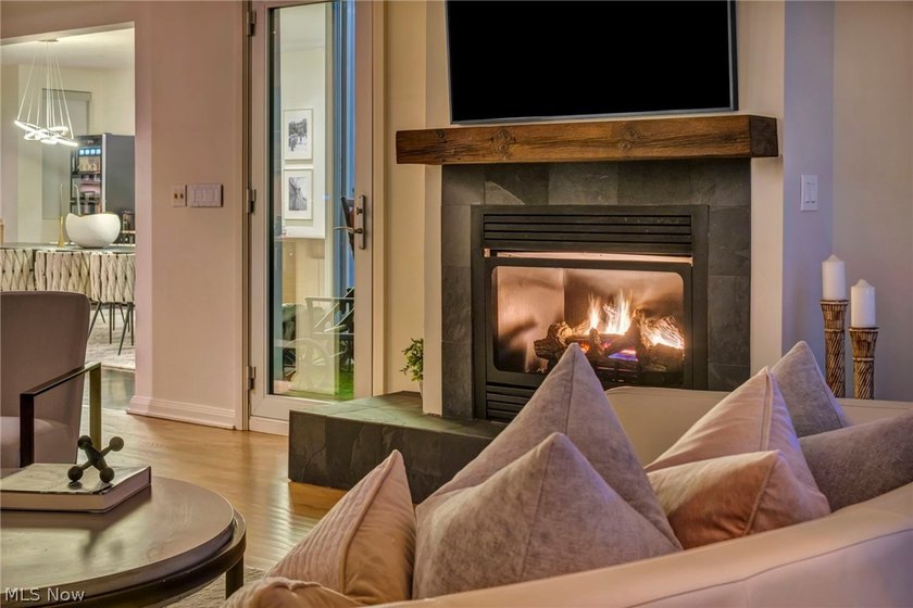 Panoramic views, a private rooftop and terrace, a rare private - photo 20