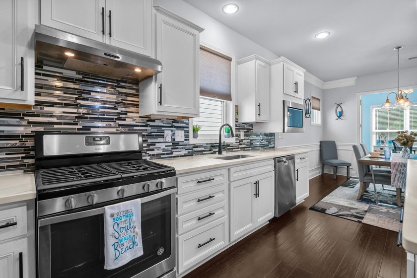 Back on the market with fresh updates! Freshly painted - photo 21