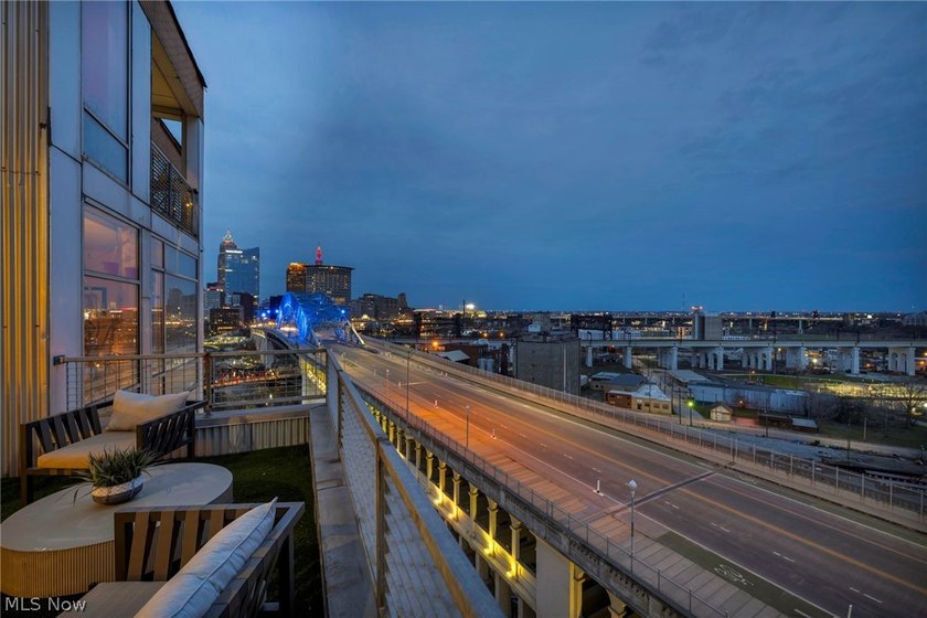 Panoramic views, a private rooftop and terrace, a rare private - photo 21