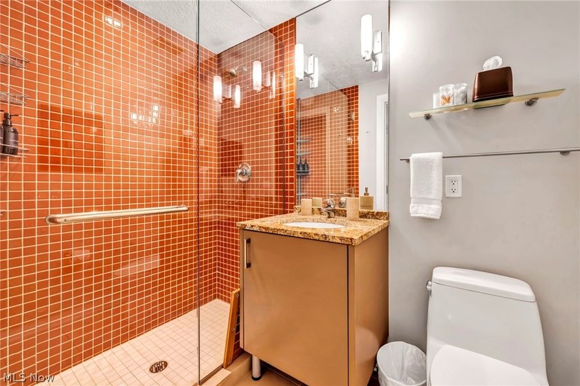 Panoramic views, a private rooftop and terrace, a rare private - photo 25