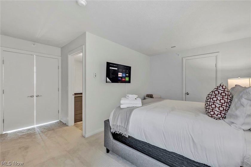 Panoramic views, a private rooftop and terrace, a rare private - photo 28