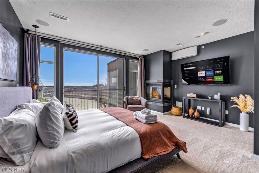 Panoramic views, a private rooftop and terrace, a rare private - photo 33