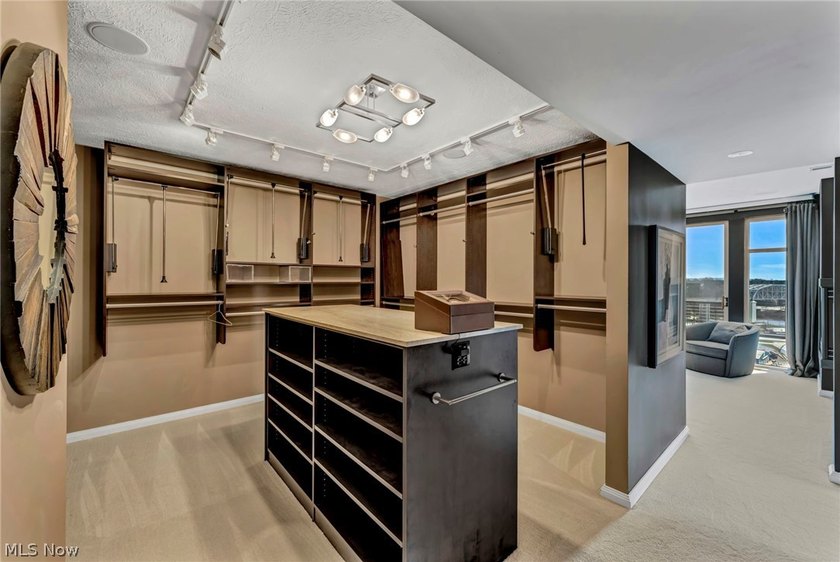 Panoramic views, a private rooftop and terrace, a rare private - photo 35