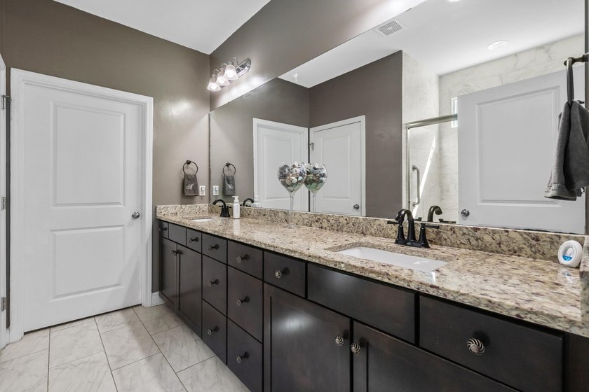 Back on the market with fresh updates! Freshly painted - photo 36