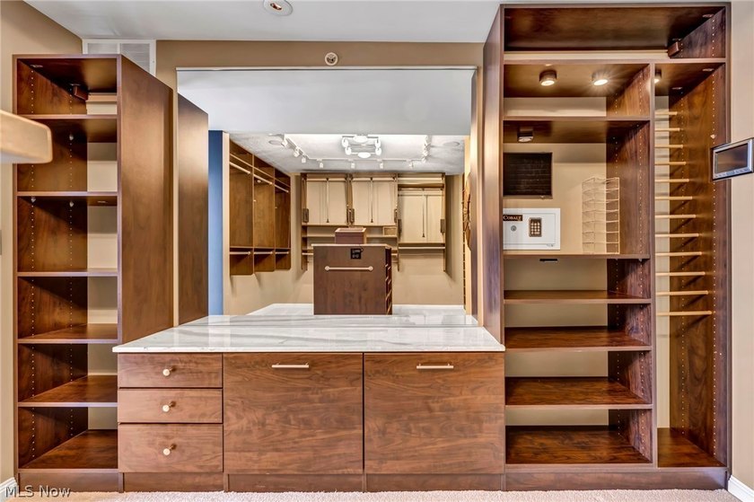 Panoramic views, a private rooftop and terrace, a rare private - photo 36